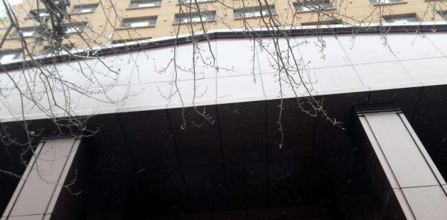 Cột và mái sảnh alu