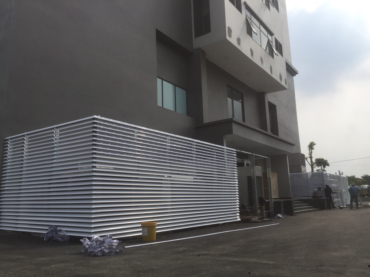 Thi công lam chắn nắng 85C