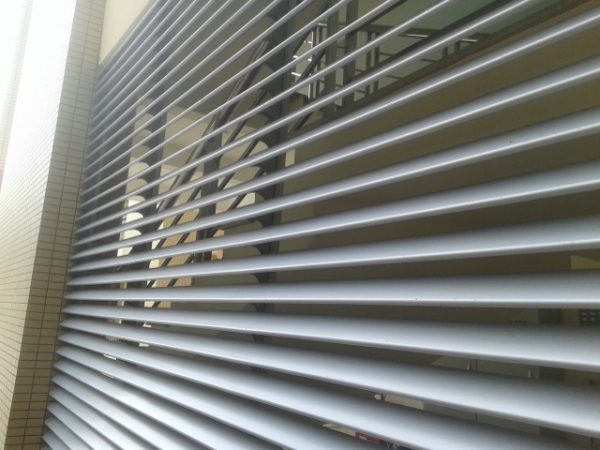 Lam chắn nắng hình chữ C