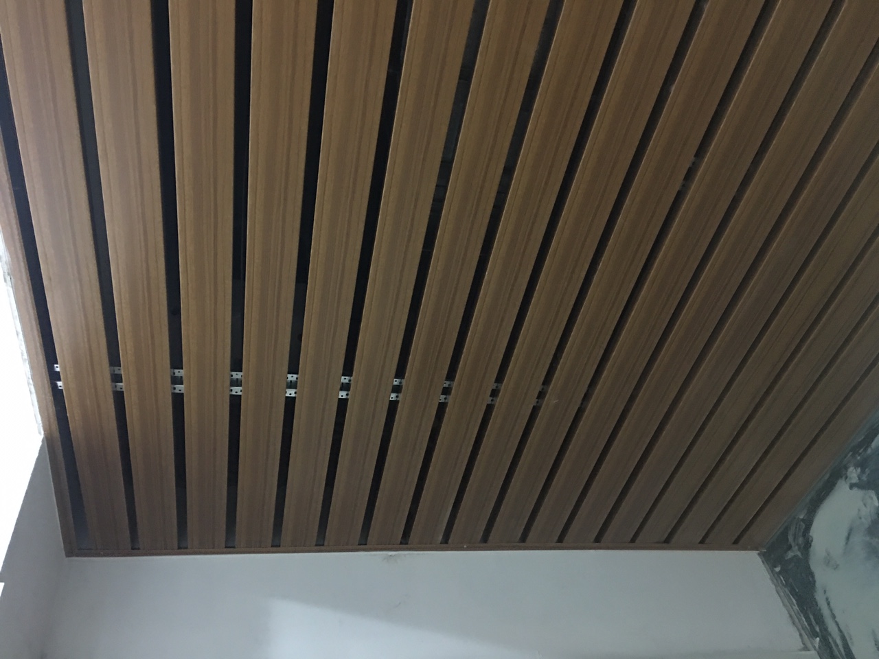 Thi công trần nhôm caro và trần nhôm B