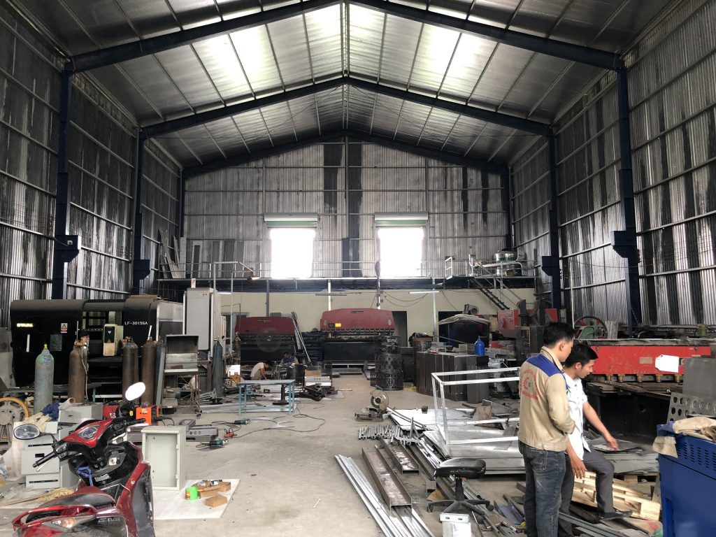 Nhân lưc thi công lam chắn nắng