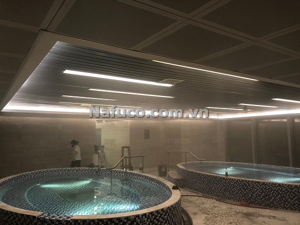 Thi công hoàn trần nhôm B80