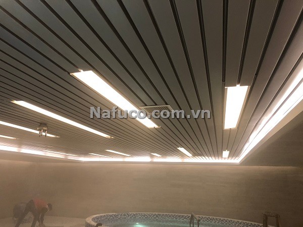 Thi công hoàn trần nhôm B80