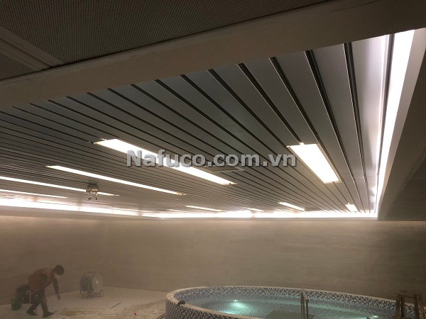 Thi công hoàn trần nhôm B80