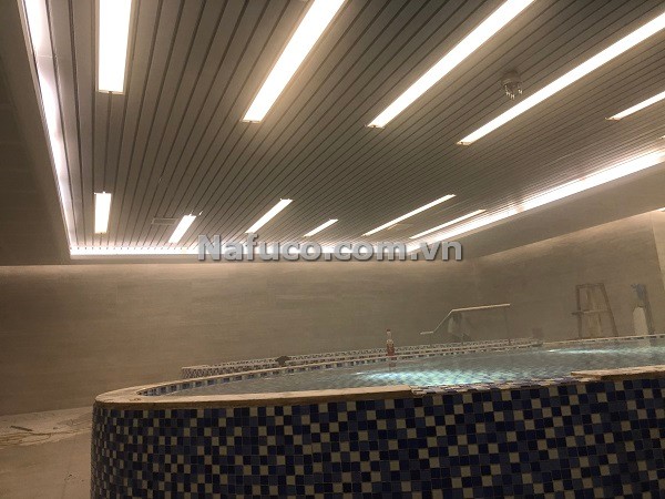 Thi công hoàn trần nhôm B80