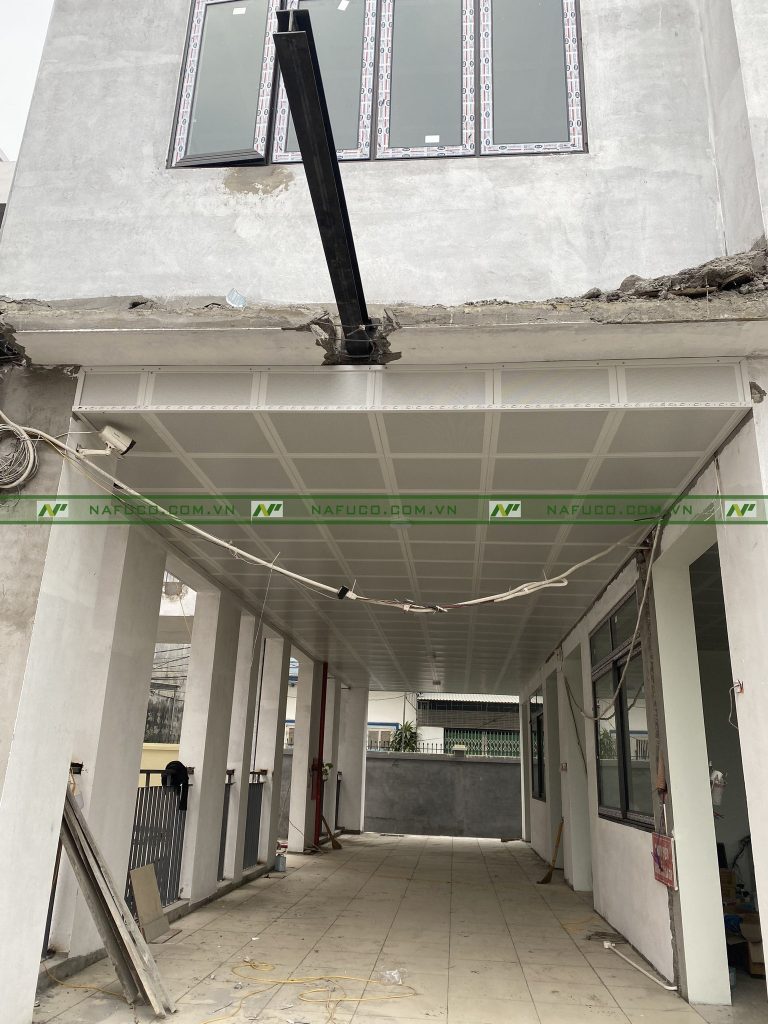 Trần nhôm clip-in 600x600 tại trường tiểu học Tàm Xá